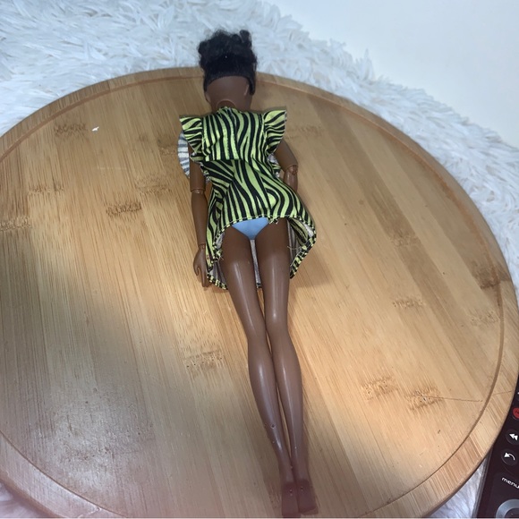 Barbie African American Moveable Limbs Sheath Zebra Striped Dress - Picture 4 of 4